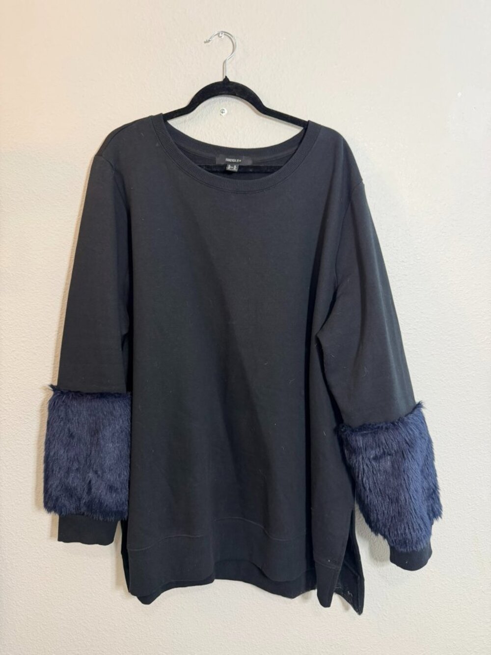 Forever 21+ Faux Fur Cuff Sweatshirt – Black | Women's Plus Size 3X
